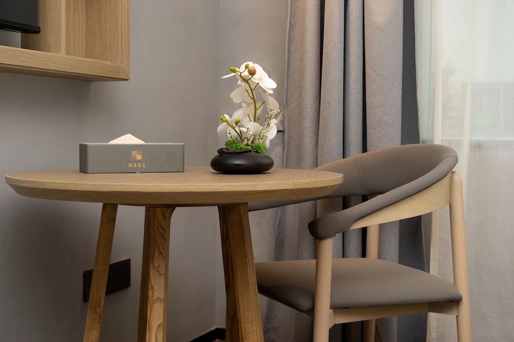 Trendy Romantic Hotel Guangzhou Panyu Qiaonan Aoyuan Plaza Branch - Free Deliver Service to Canton Fair Complex During Canton Fair Period