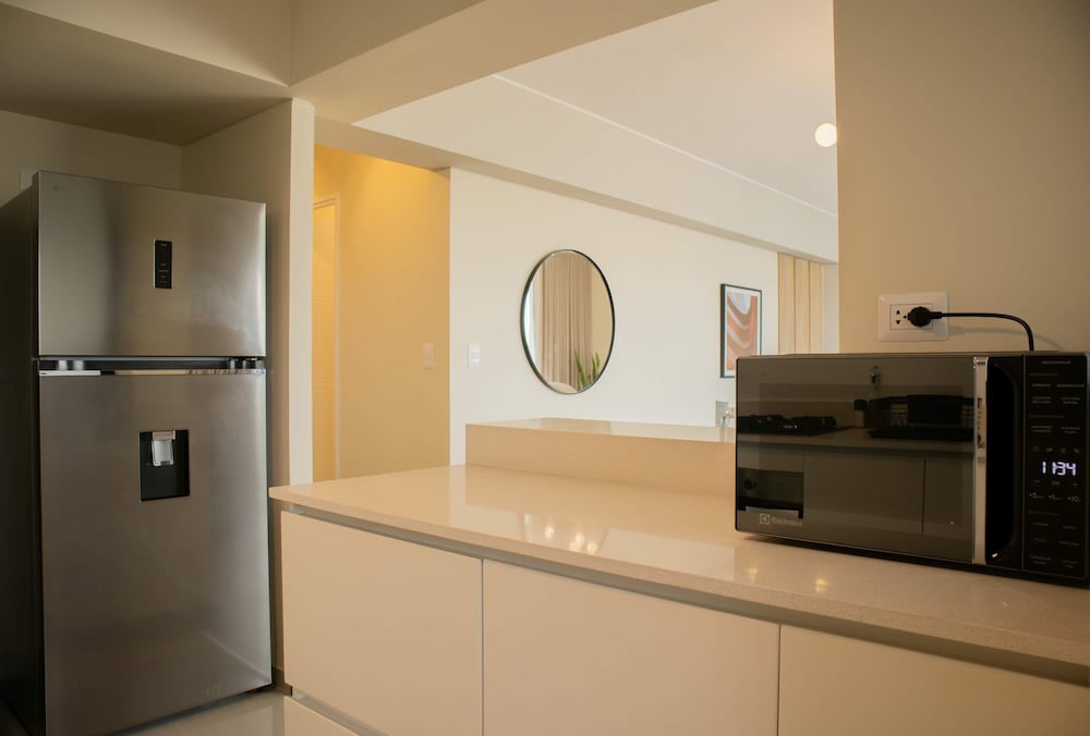 w Modern 3BR w Balcony Near Kennedy Park
