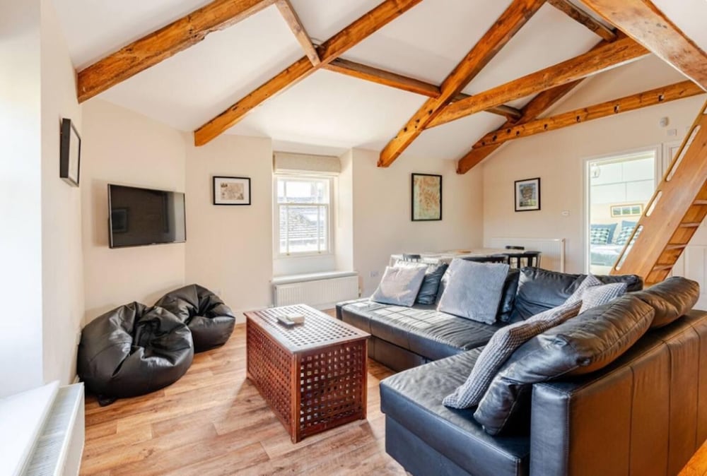 Sedbergh Penthouse - Kingbed - Tv - Wifi view 5