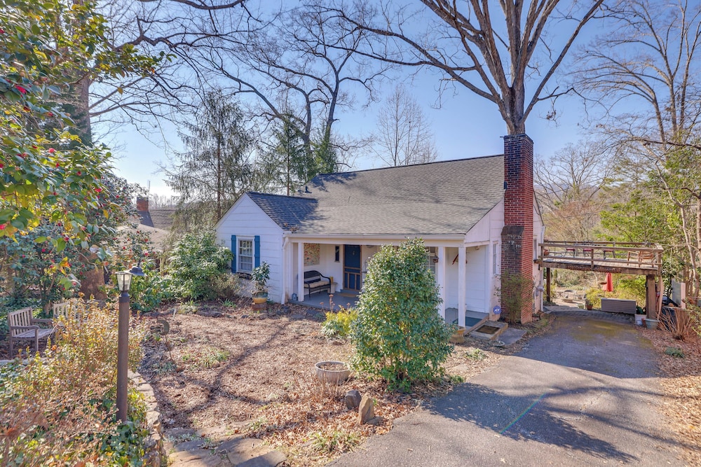 Walk to Downtown: Pet-friendly Cottage in Tyron