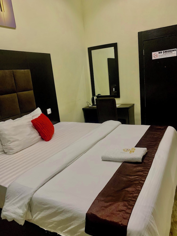 Leons Hotel and Suite