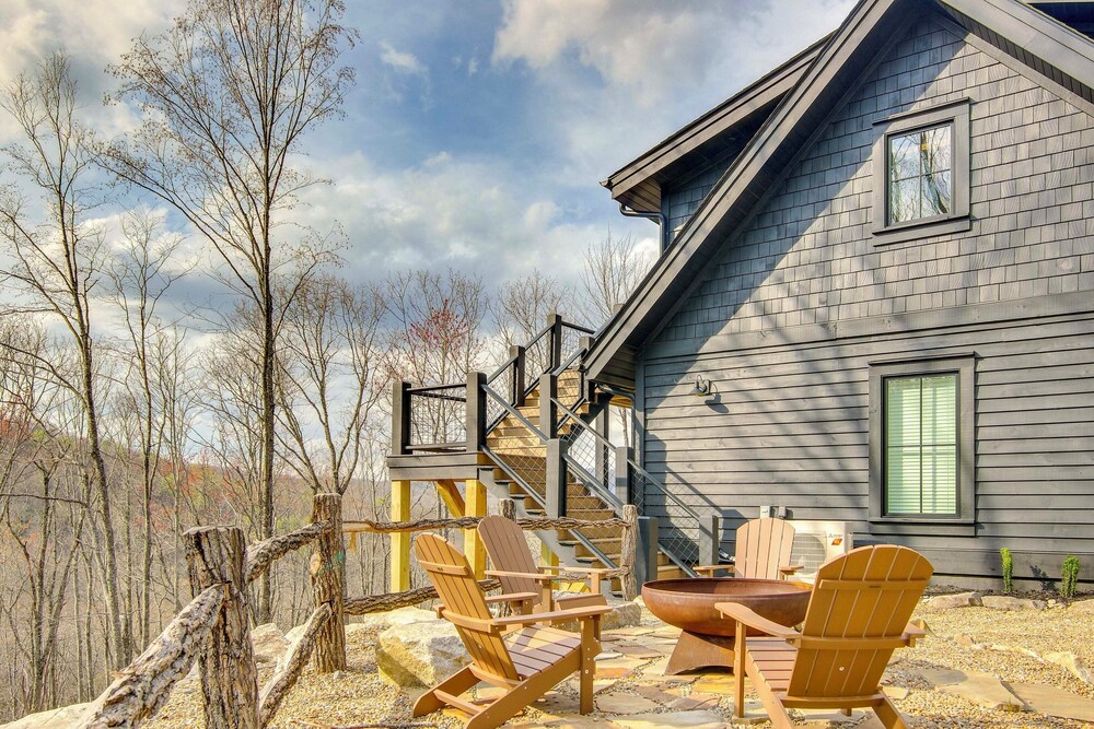 Modern Mountain-view Gem w/ Deck in Glenville