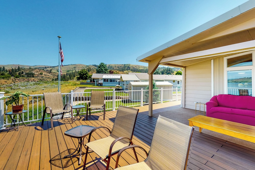 Paradise Point: Lakefront Escape w/ Views