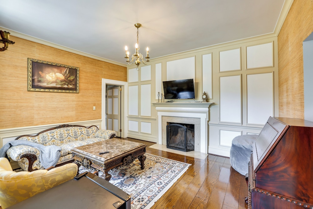 Home on Sprawling Estate, 6 Mi to Dtwn Spartanburg