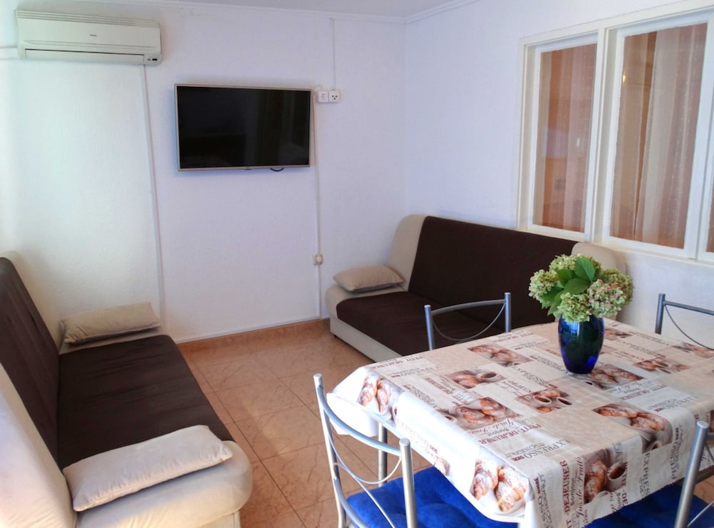 Warm and Welcoming Apartments With Sea View