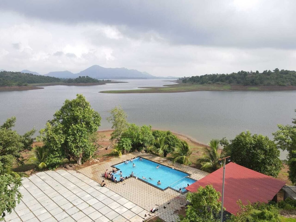 Shvas Island Resort