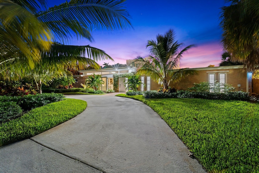 4BR Intracoastal Retreat With Pool, Games & More!