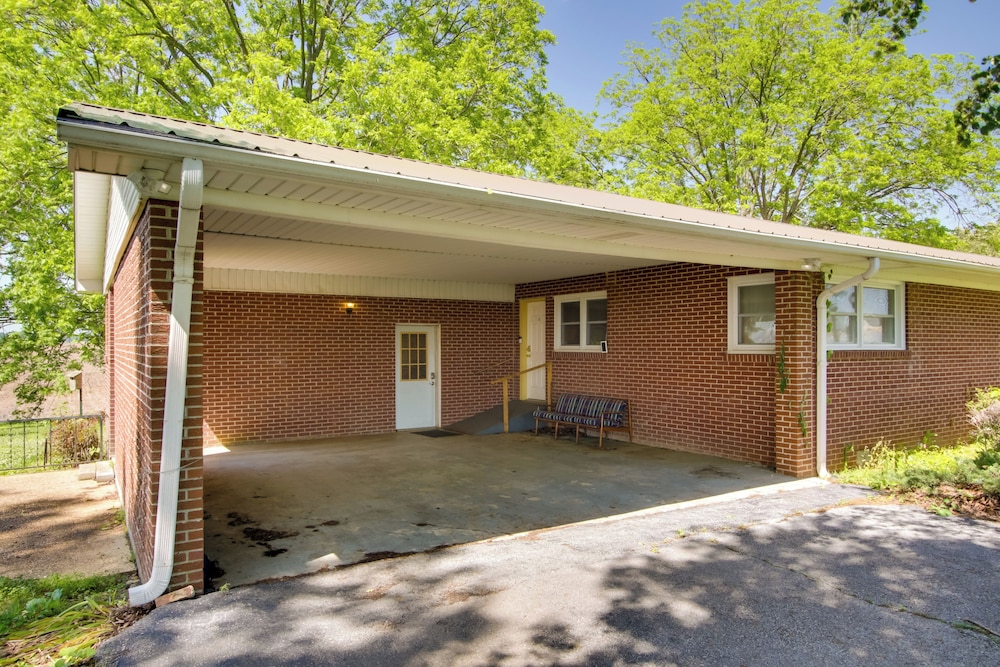 Dog-friendly Lexington Retreat: Step-free Access! view 5