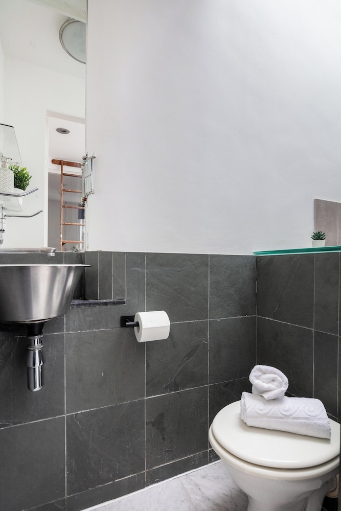 Chic 1BR by Goodge Street Station