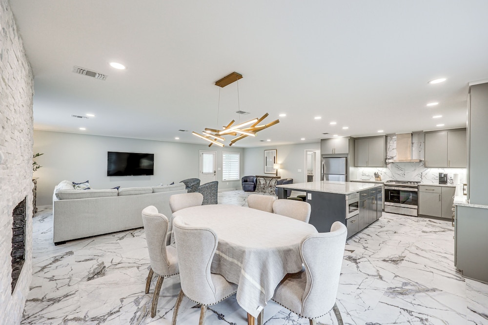 < 1 Mi to Sau: Newly Renovated Home w/ Yard!