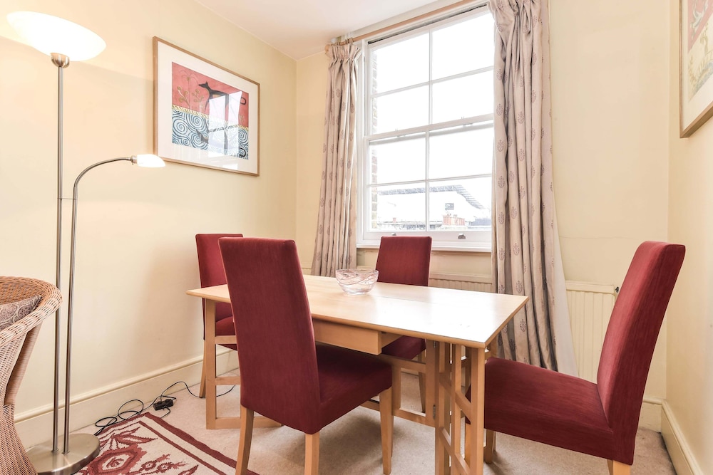 Smart 2 bedroom flat near Pimlico Tube
