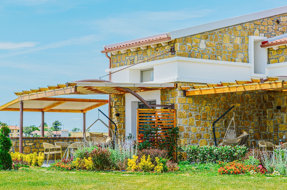 Akrolithos luxury suites