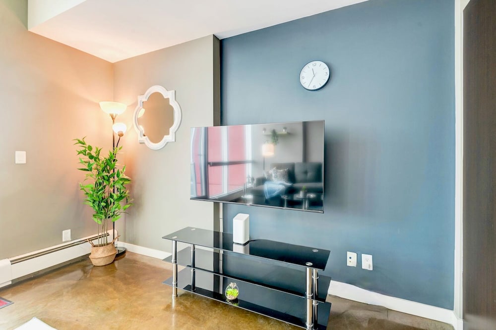 Downtown Condo w Incredible Views and BBQ
