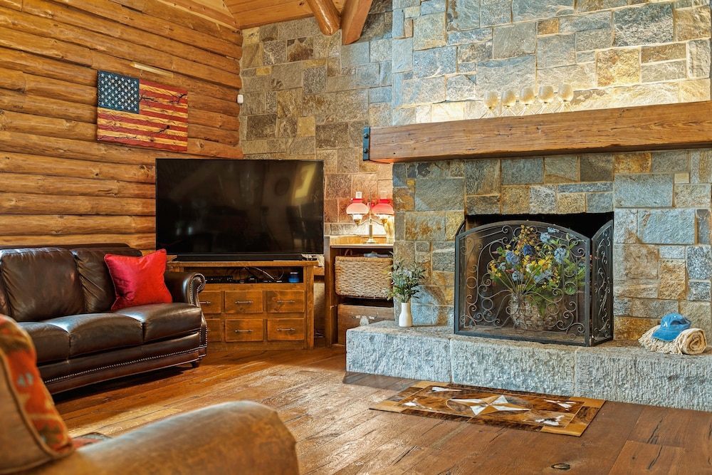 The Bigwood Cabin by Avantstay Hot Tub Firepit Pool Table Private Yard