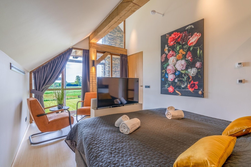 Attractive and Modern 6-person Holiday Villa