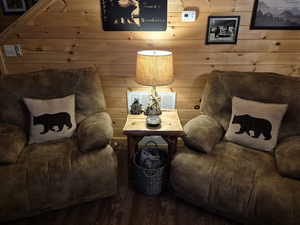 Black Bear Retreat 2 Beds! 2 Bedroom Cabin