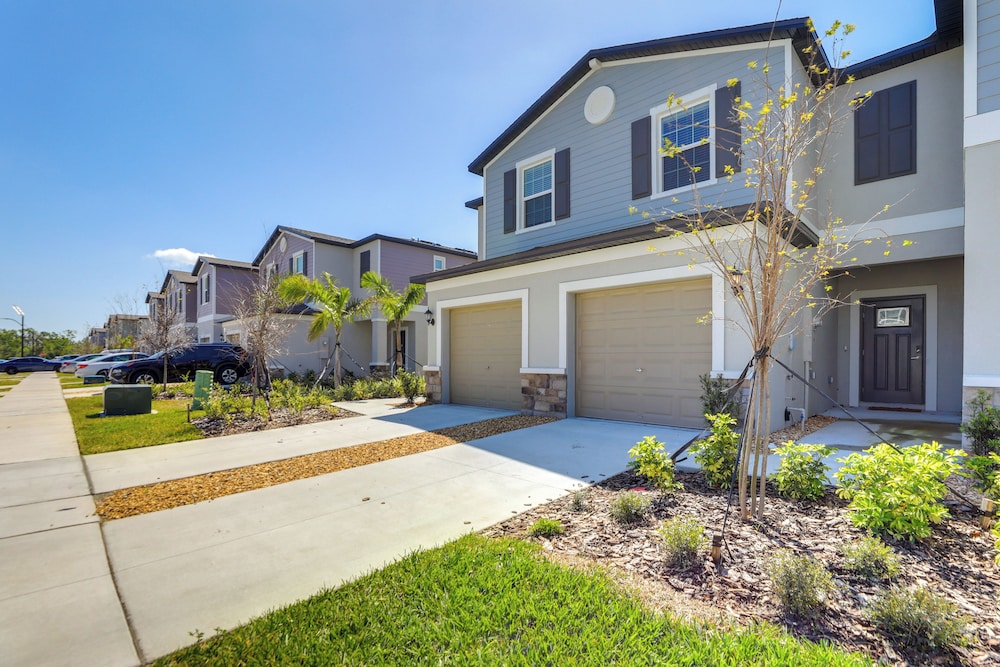 6 Mi to Apollo Beach: Townhome w/ Pool Access!