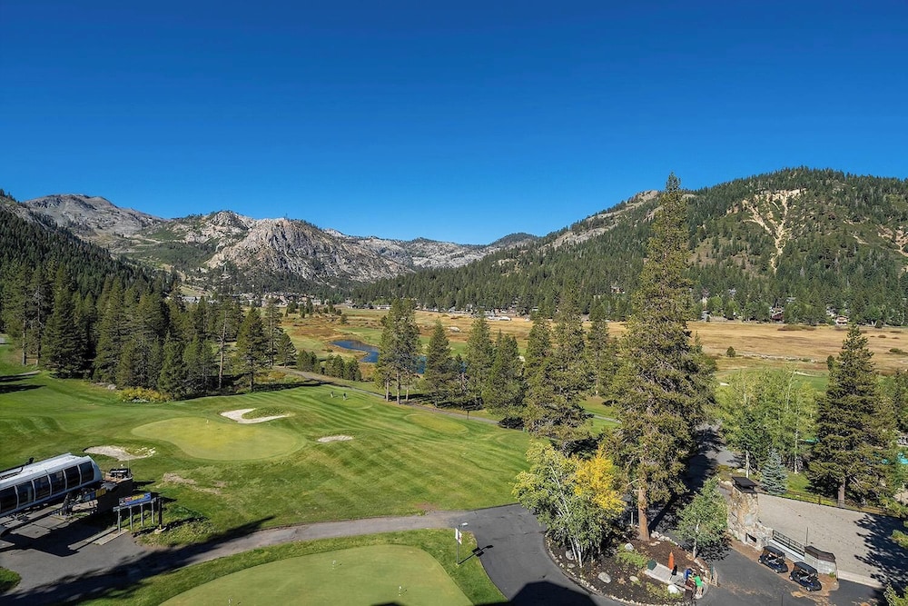 1BR Condo w/ Access to Resort Pools, Spa & Gym