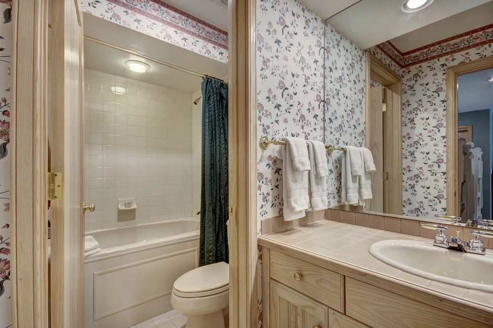 Ski In & Slopeside Luxury Townhome At Pines Lodge Sleeps 12 4 Bedroom Townhouse by RedAwning