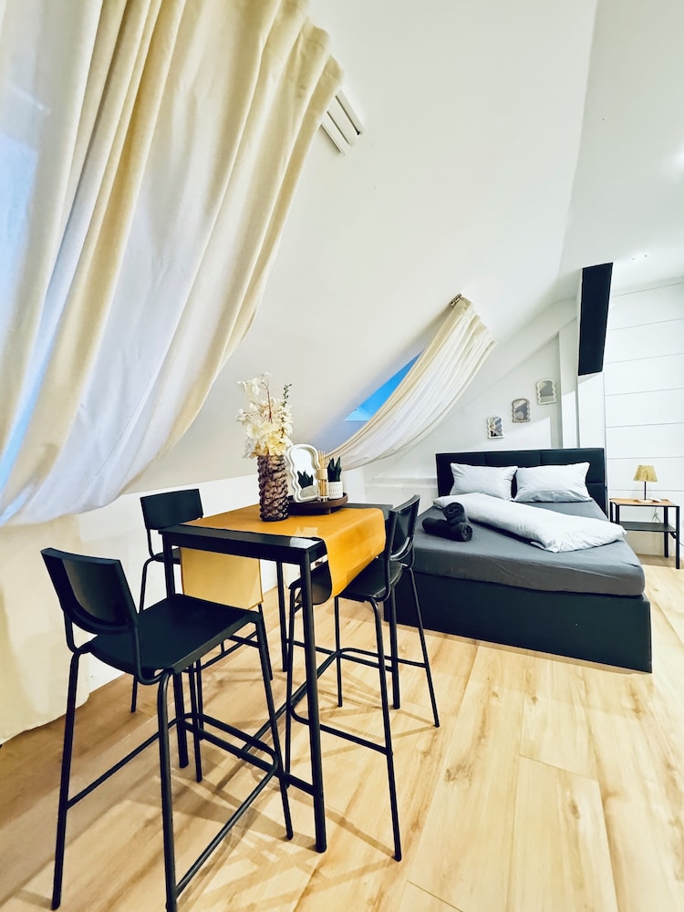 Comfortable 5 BR Apt near Schonbrunn