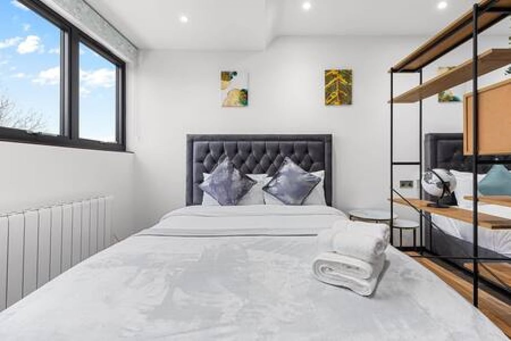 Modern Spacious Suite Sleeps 4 in Central London