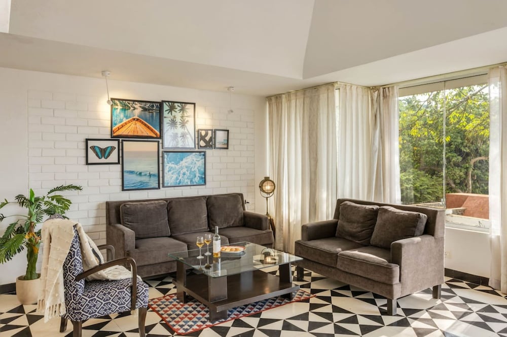 Modern 2bhk w Rooftop Pool 10 Mins Drive to Beach