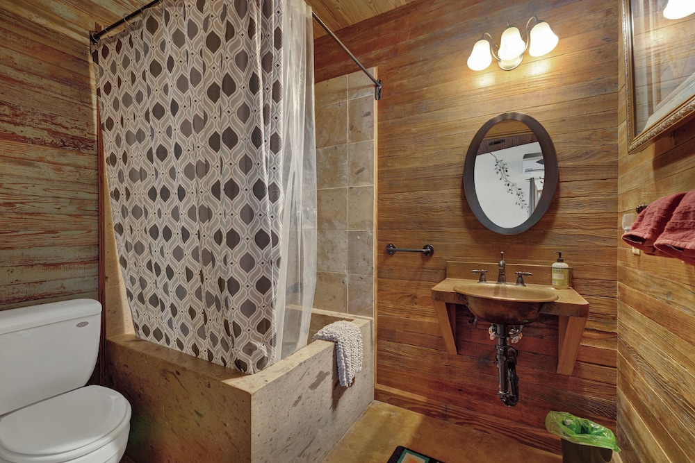 The Willows Casa Grande + Sundown Suite Sleeps 13 - Close to Main St