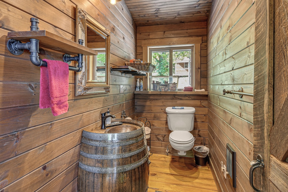 Luxe Cabin Compound 4 Mi to Cameron State Forest!