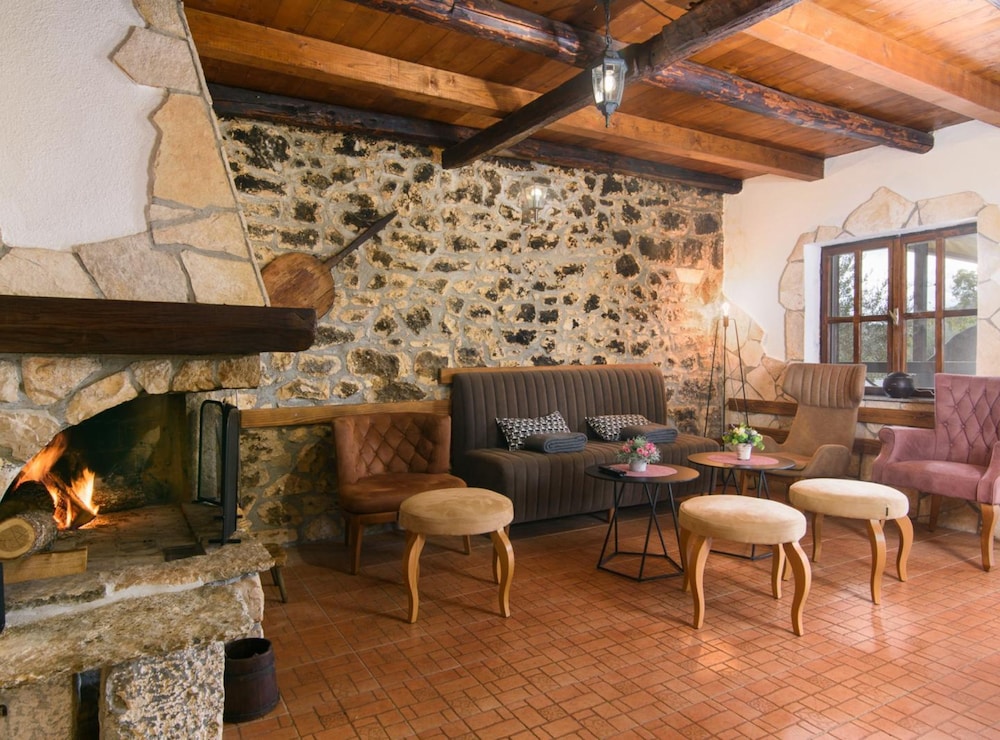 Vila Nira Radonić