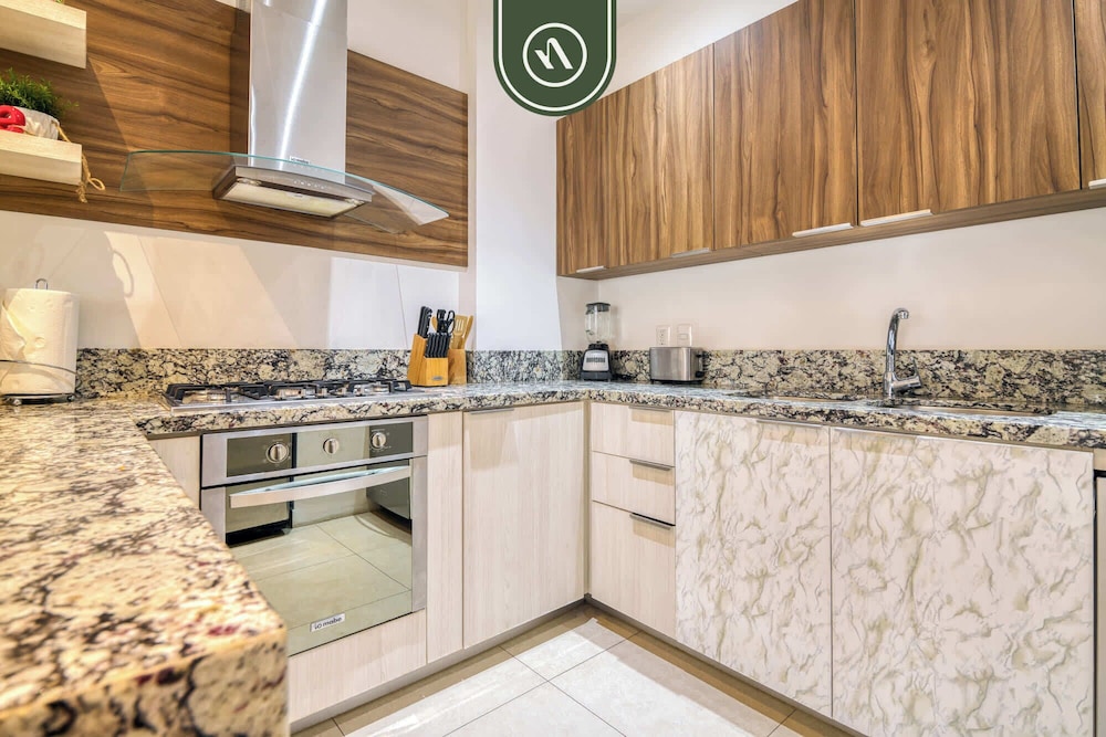 Amazing 1 BR Condo - Zona Romantica - Rooftop Pool