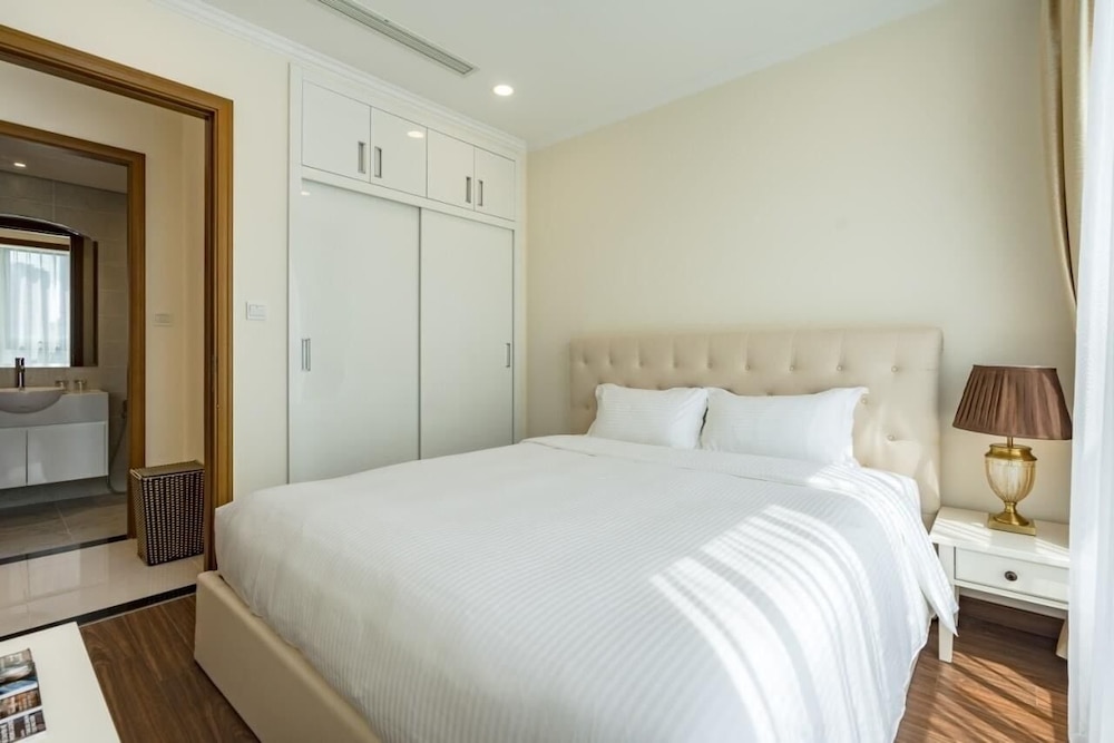 Apartment Landmark 81 by Urban Home