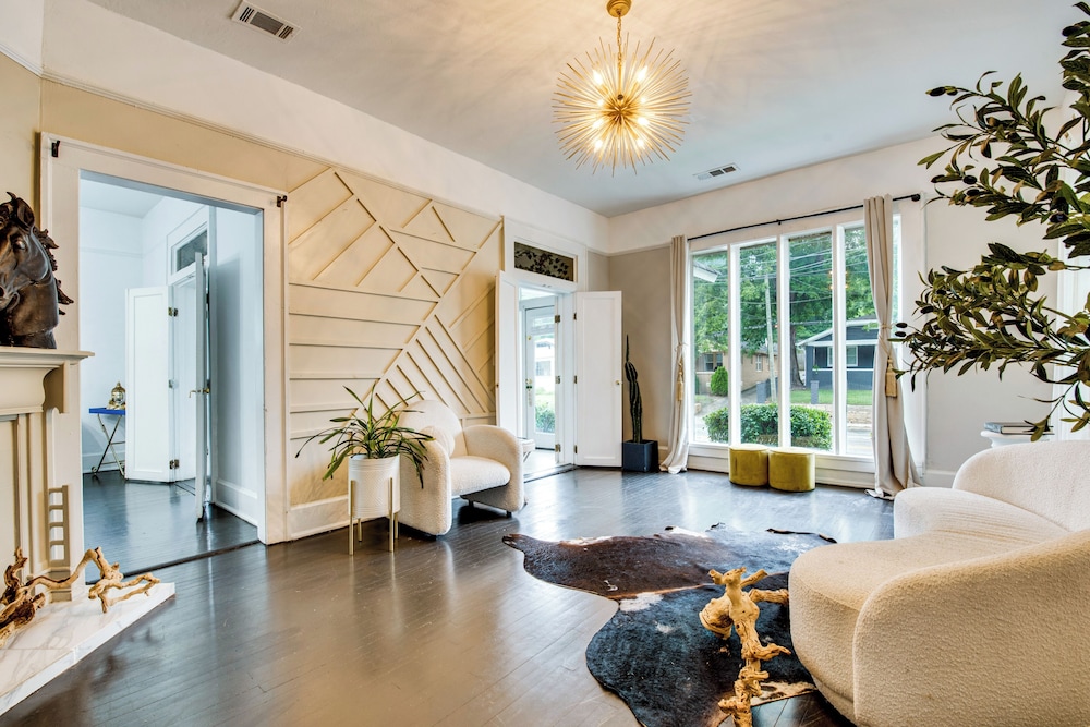 Renovated ATL Home 2 Mi to Mercedes-benz Stadium!