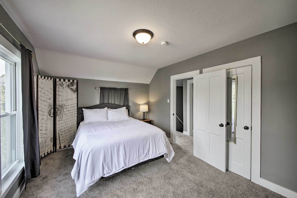 Lakeside Garden Home - 1 Mile to Main Street!