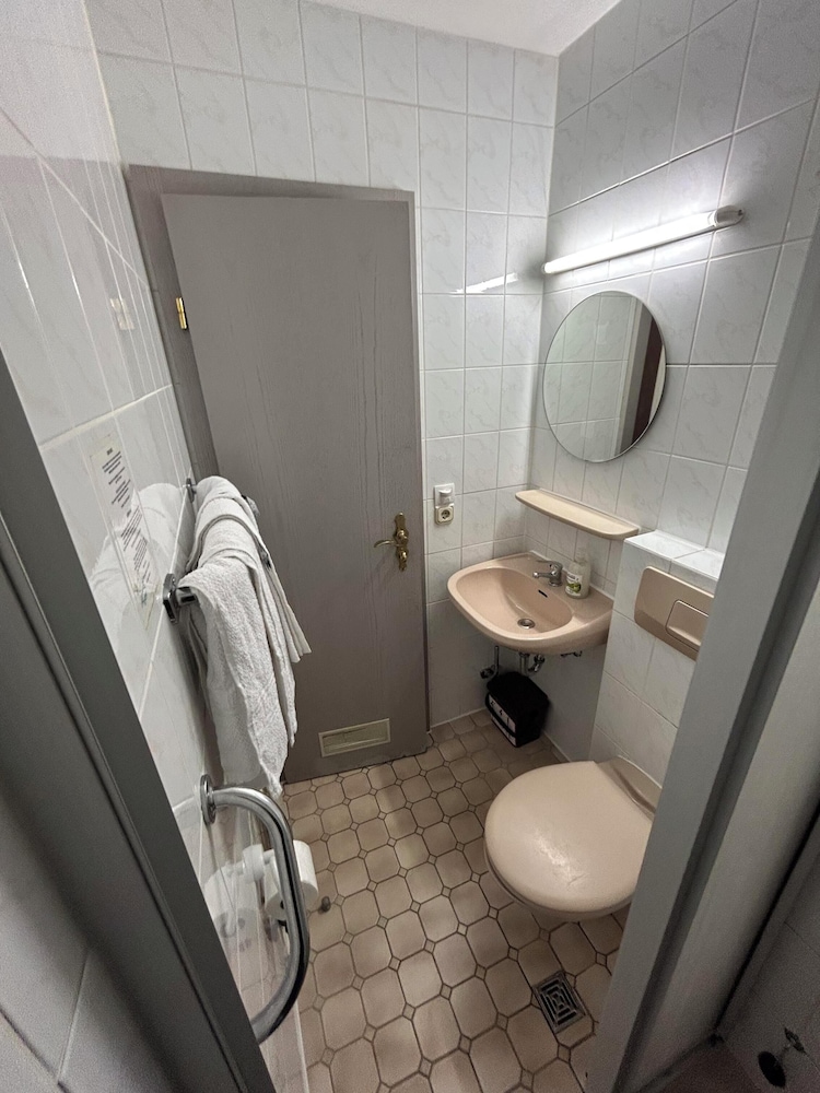2-Rent Group Hostel Rooms AUB162
