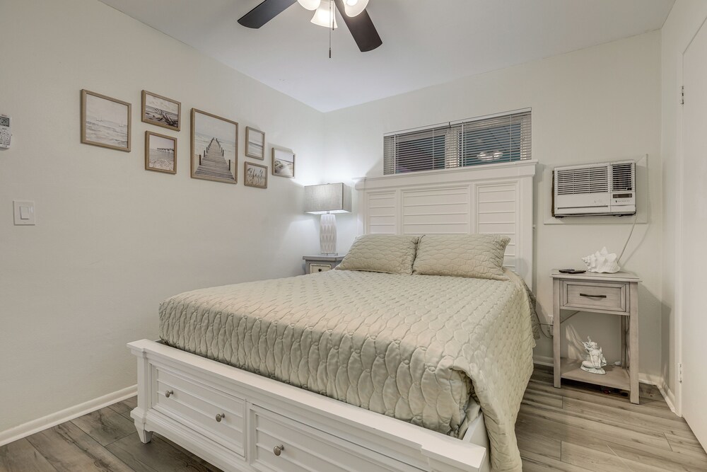 Walk to Shops & Dining: Downtown Stuart Home!