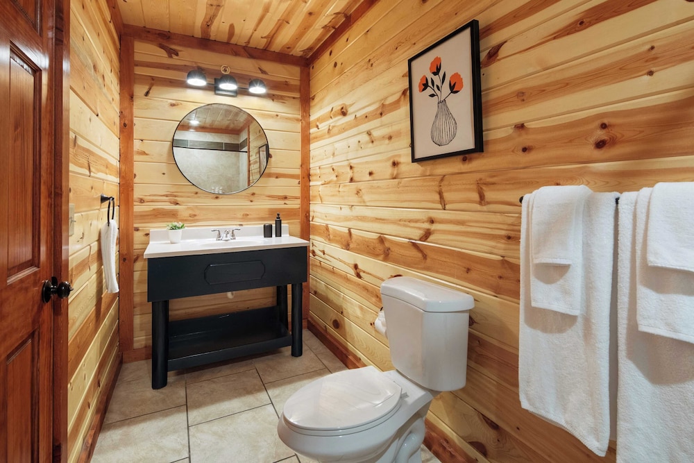 Smoky Ridge by Avantstay Renovated Cabin w/ Indoor Pool Game Room + Theater