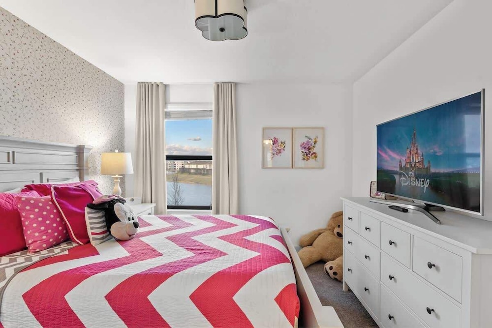 Luxury Decor 6BR at Storey Lake Sleeps 16