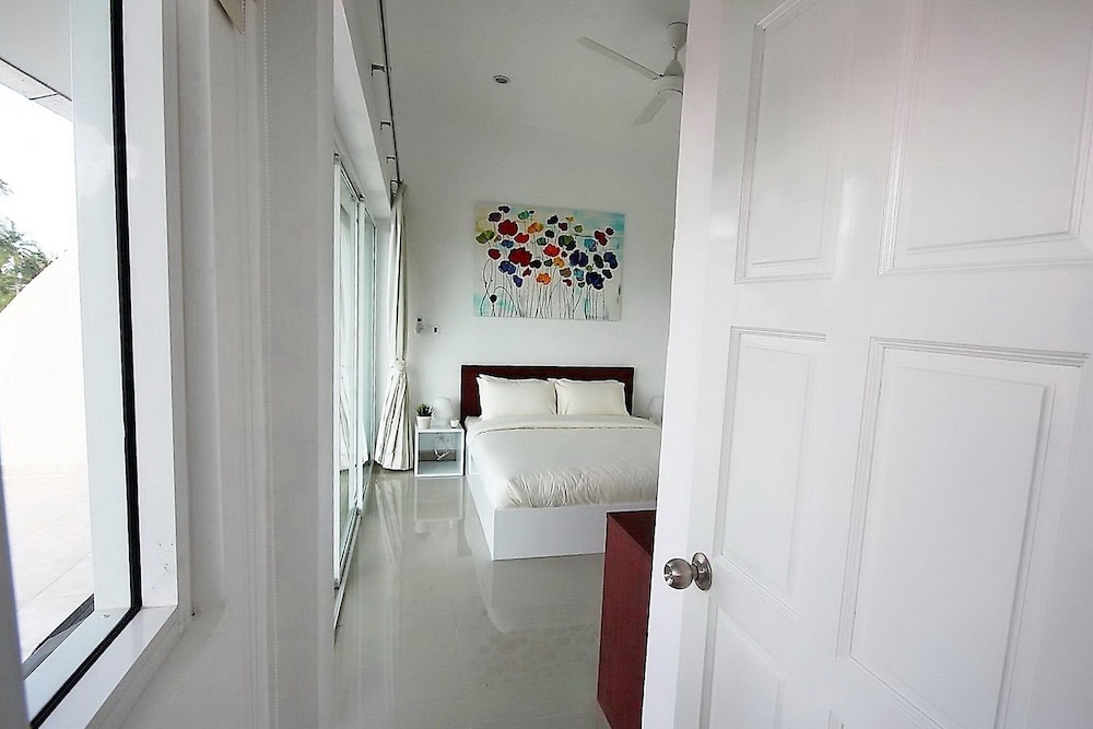 Beachside 3-bedroom Townhouse w Private Pool at 70 Meters From Beach view 3