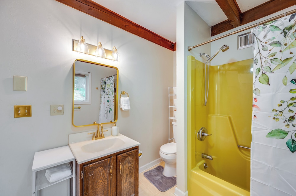 Haverhill Mtn Retreat: Hike, Ski, Relax in Hot Tub