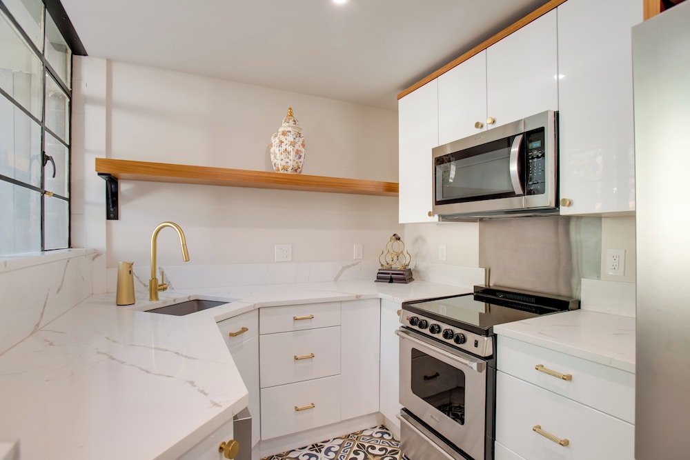 2 Mi to Dtwn: Walkable Cheesman Park Apt