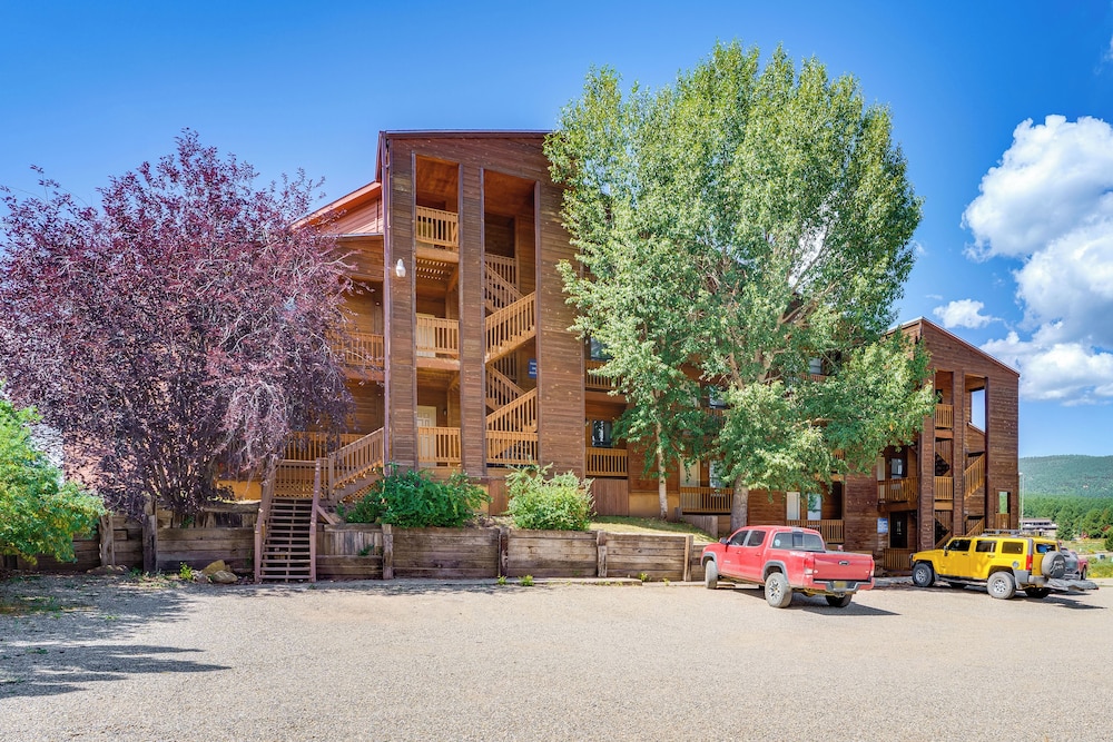Walk to Angel Fire Resort: Getaway w/ Balcony