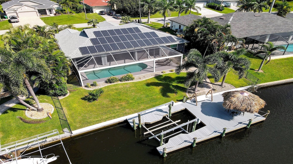Mei Jing Waterfront Pool and Tiki Hut-must see