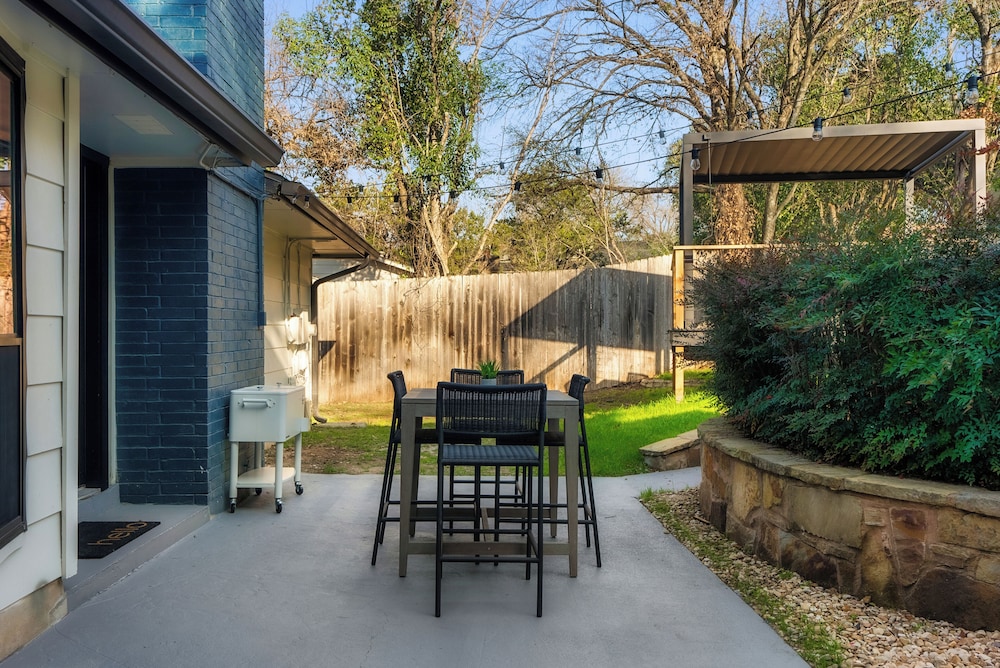 Luxury Zilker Home Pool Hot Tub Kitchen