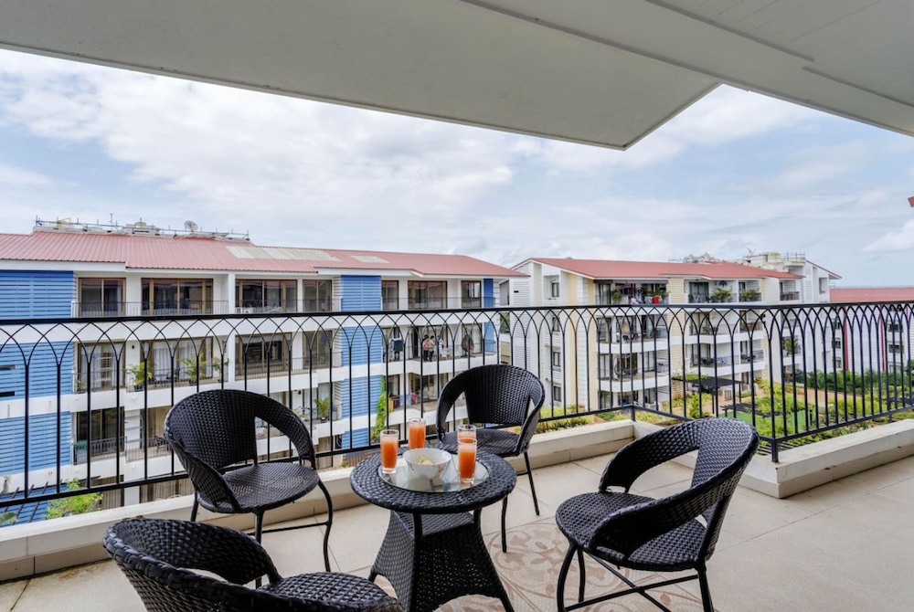 Luxe 1bhk w Pool Sauna 1km to the Beach