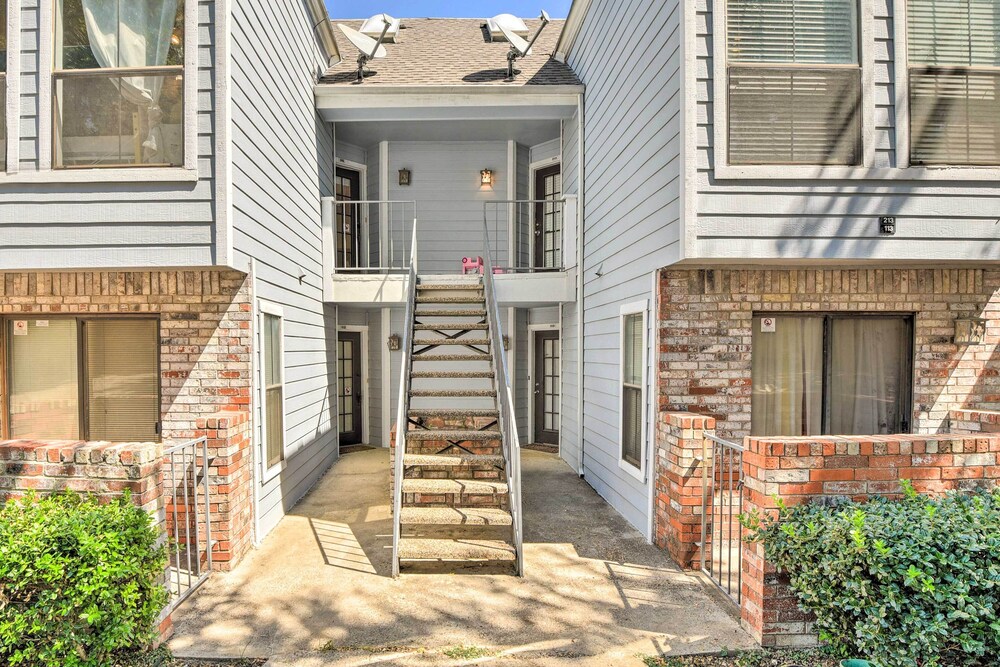 Cozy Irving Condo 15 Mi to Downtown Dallas!
