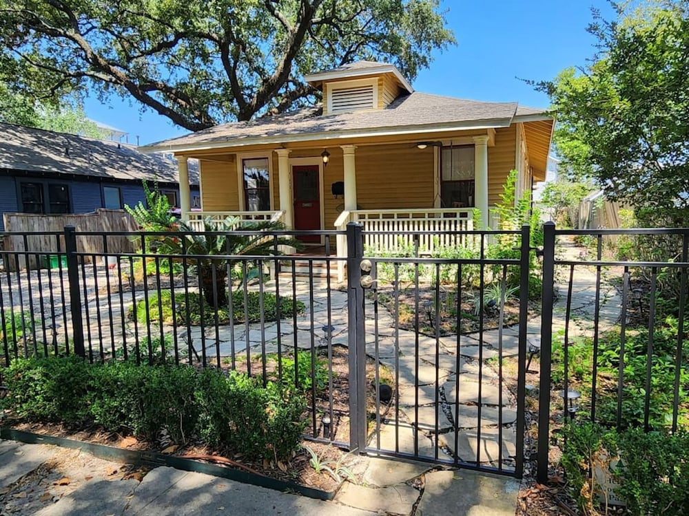 Cute Quiet Garage Apt Home