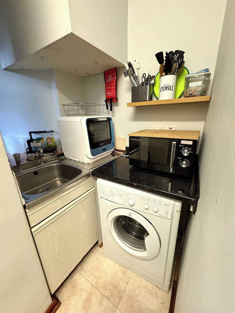 West-end 2 Bed Flat Entire Place w/ Free Parking