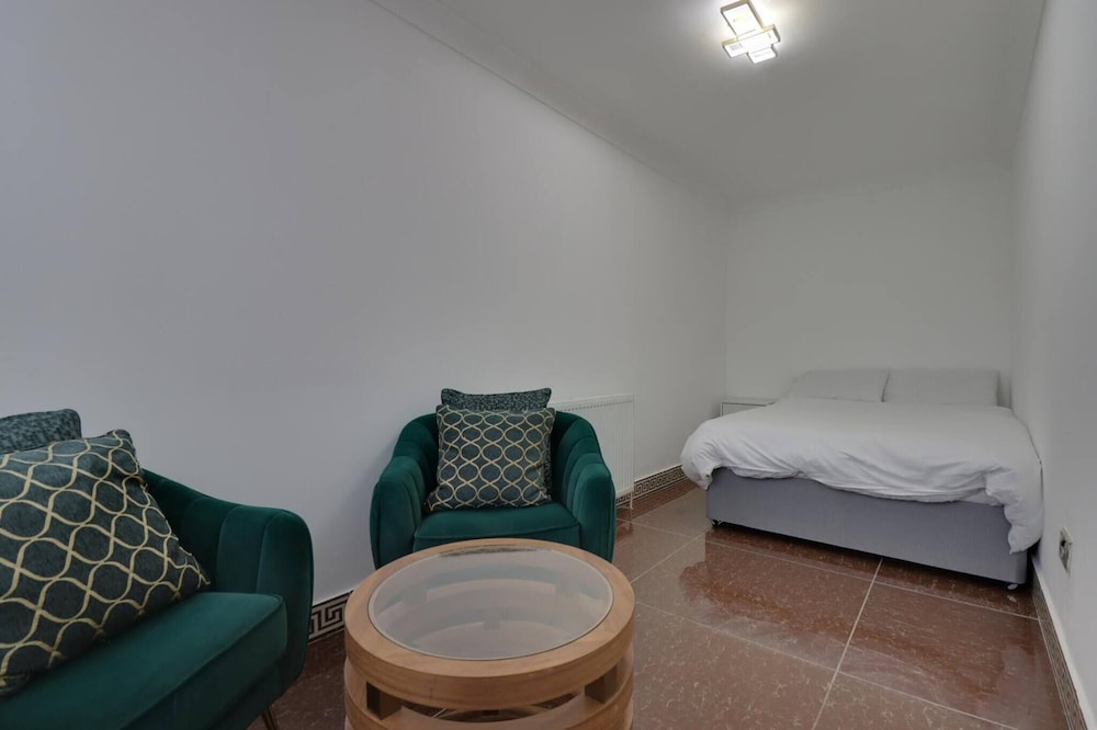 Luxurious West London Retreat With Hot Tubs & Easy Access to Central London