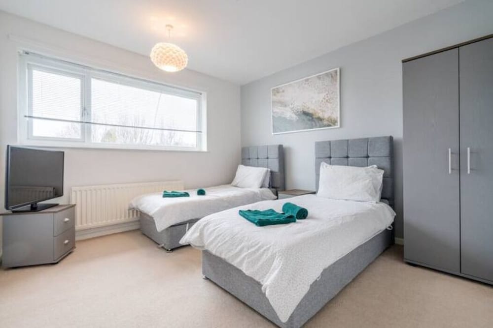 Bright & Airy 3BR Home with Parking view 4
