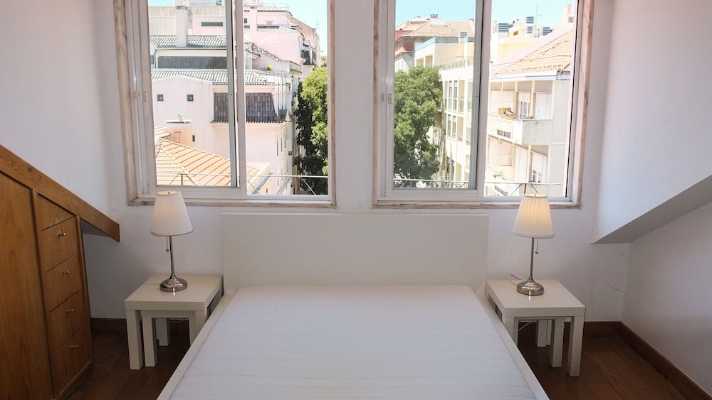 Quiet and Sunny central Lisbon apartment view 5